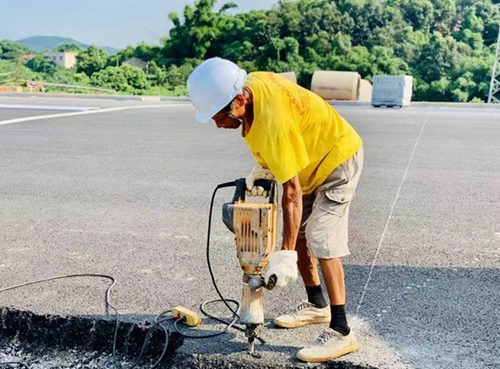 高温天气下&nbsp;泸州"追"太阳的人和城市"汗"卫者(图6)