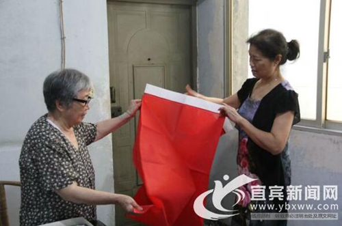 八旬老人与新中国同成长&nbsp;制180面彩旗献礼祖国(图1)