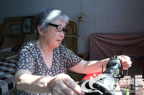 八旬老人与新中国同成长&nbsp;制180面彩旗献礼祖国(图2)