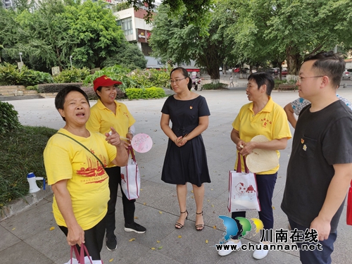 江阳区华阳街道开展夏日送清凉·慰问文明劝导员行动