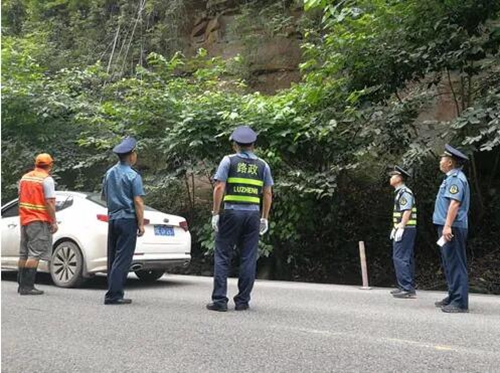 泸州市路政管理对大纳段公路进行安全排查。