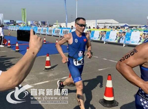 超然！宜宾六旬交警拿下世警会铁人三项冠军