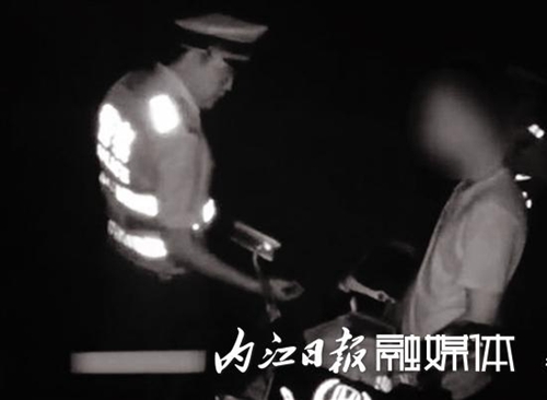 内江：无证驾被盗车还网购车号牌&nbsp;男子被行拘(图1)