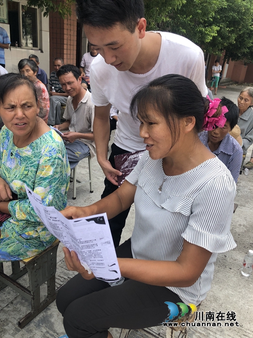 “感恩奋进”扶贫扶志文艺巡演群众群众理论“直播车”走进泸县百和镇(图4)