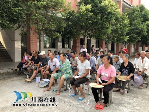 “感恩奋进”扶贫扶志文艺巡演群众群众理论“直播车”走进泸县百和镇(图3)