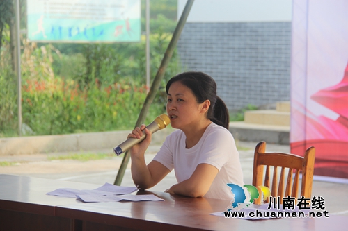 泸县“感恩奋进”扶贫扶志文艺巡演暨群众理论“直播车”走进云龙镇(图2)