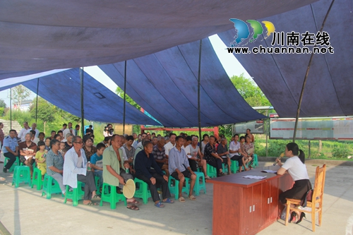 泸县“感恩奋进”扶贫扶志文艺巡演暨群众理论“直播车”走进云龙镇(图5)