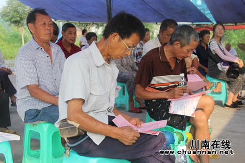 泸县“感恩奋进”扶贫扶志文艺巡演暨群众理论“直播车”走进云龙镇(图4)