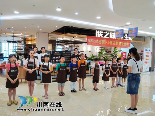 感恩！龙马潭区“娃娃服务员”在餐厅接待父母(图1)