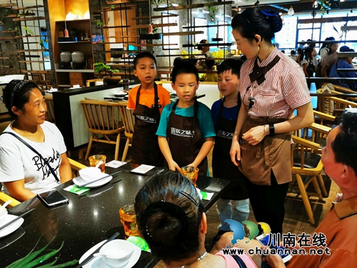 感恩！龙马潭区“娃娃服务员”在餐厅接待父母(图2)