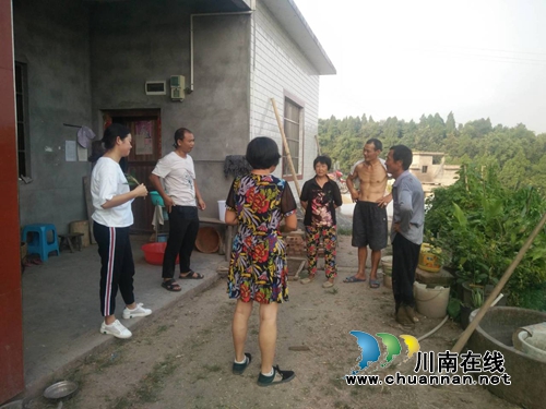 合江县法王寺镇进村入户宣传动物防疫知识(图1)