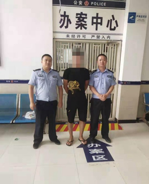 宜宾筠连一瘾君子为逃避处罚 裤裆里藏他人尿液(图1) 宜宾筠连一瘾君子为逃避处罚 裤裆里藏他人尿液(图1)