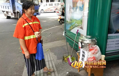 爱心茶文明城!泸州大妈摆免费茶水摊受点赞(图1) 爱心茶文明城!泸州大妈摆免费茶水摊受点赞(图1)