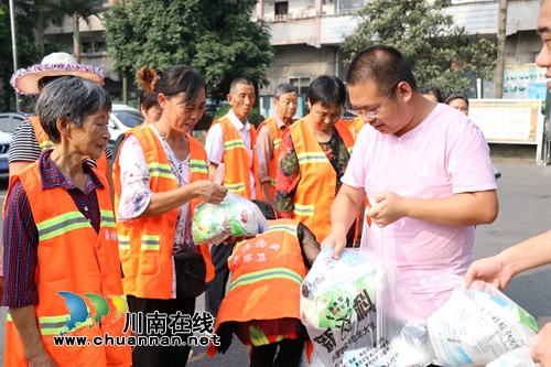 龙马潭区鱼塘街道炎炎夏日为环卫工人“送清凉”(图1)