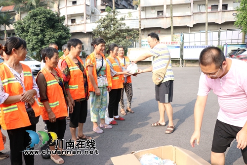 龙马潭区鱼塘街道炎炎夏日为环卫工人“送清凉”(图2)