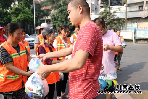 龙马潭区鱼塘街道炎炎夏日为环卫工人“送清凉”(图3)