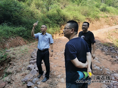 合江县南滩镇党委书记谢建华带队检查森林防火工作(图1)