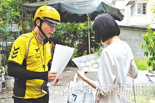 内江快递小哥变身“反诈使者”&nbsp;配送防骗指南(图1)