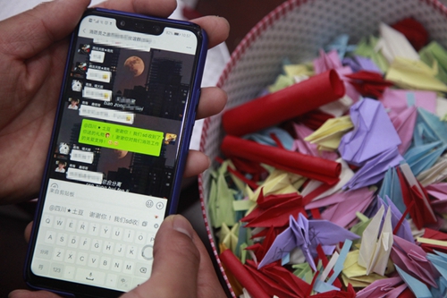 千纸鹤“飞”到消防队&nbsp;自贡女子看望“蓝朋友”(图2)