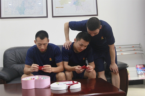 千纸鹤“飞”到消防队&nbsp;自贡女子看望“蓝朋友”(图3)