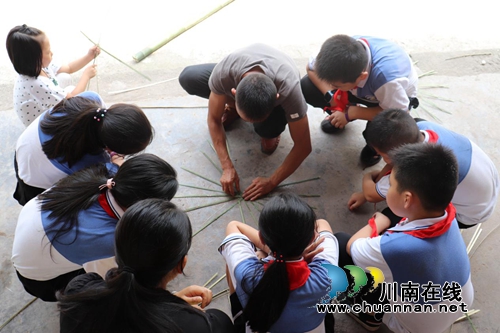 体验指尖上的技艺&nbsp;叙永师生同上民间竹编课(图1)