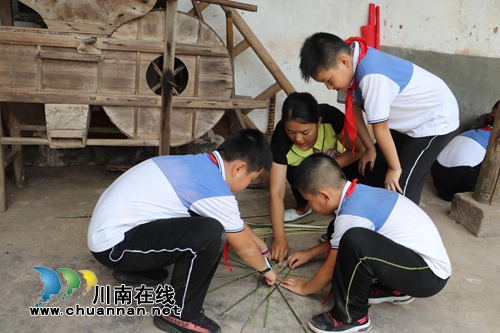 体验指尖上的技艺&nbsp;叙永师生同上民间竹编课(图3)