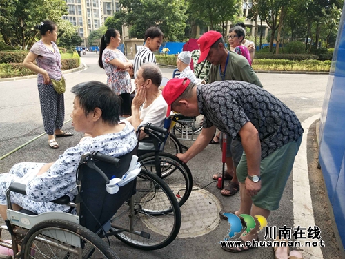 江阳区张坝街道沙坪社区开展巩固全国文明城市志愿服务活动(图2) 江阳区张坝街道沙坪社区开展巩固全国文明城市志愿服务活动(图2)