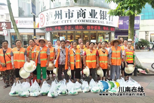 泸县综合行政执法局为环卫工人送清凉(图1) 泸县综合行政执法局为环卫工人送清凉(图1)