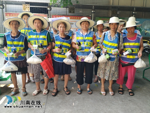 泸县综合行政执法局为环卫工人送清凉(图2) 泸县综合行政执法局为环卫工人送清凉(图2)