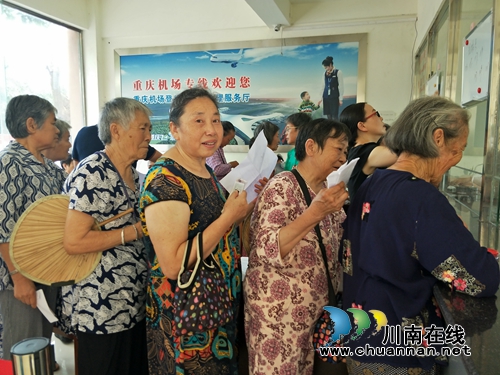 泸县发放公交惠民“红包”&nbsp;群众办卡热度高涨(图2)