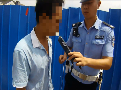 自贡男酒驾辩称喝藿香正气液&nbsp;民警现场喝给他看(图1)