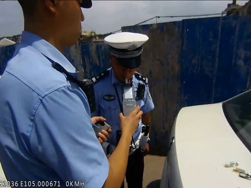 自贡男酒驾辩称喝藿香正气液&nbsp;民警现场喝给他看(图2)