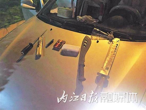 内江：男子车上放5把刀具&nbsp;对民警称“防身的”(图1)