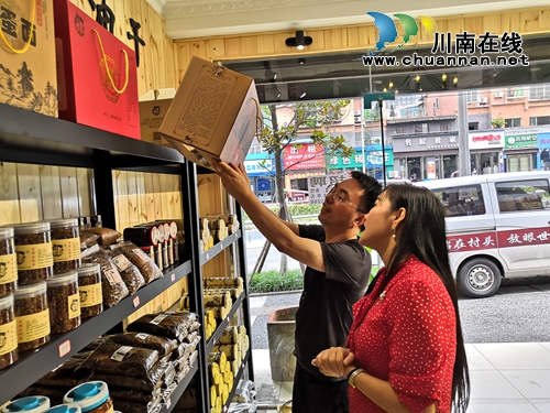 古蔺县委常委李凌关心扶贫产品开发销售(图8) 古蔺县委常委李凌关心扶贫产品开发销售(图8)