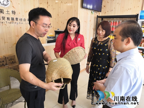 古蔺县委常委李凌关心扶贫产品开发销售(图2) 古蔺县委常委李凌关心扶贫产品开发销售(图2)