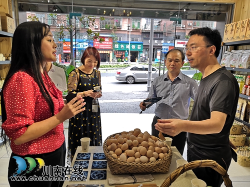 古蔺县委常委李凌关心扶贫产品开发销售(图1) 古蔺县委常委李凌关心扶贫产品开发销售(图1)