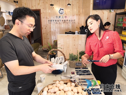 古蔺县委常委李凌关心扶贫产品开发销售(图6) 古蔺县委常委李凌关心扶贫产品开发销售(图6)