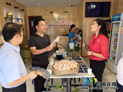 古蔺县委常委李凌关心扶贫产品开发销售(图3) 古蔺县委常委李凌关心扶贫产品开发销售(图3)