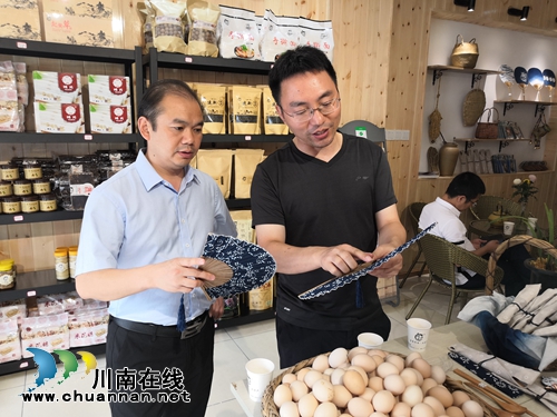 古蔺县委常委李凌关心扶贫产品开发销售(图7) 古蔺县委常委李凌关心扶贫产品开发销售(图7)