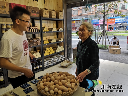 古蔺县委常委李凌关心扶贫产品开发销售(图11) 古蔺县委常委李凌关心扶贫产品开发销售(图11)