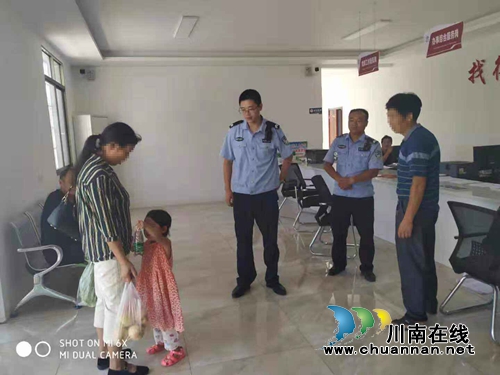 泸县民警巡逻途中助力走失儿童找到家人(图2)