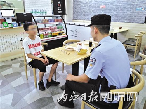 内江：男孩高铁中途下车拒上车&nbsp;民警劝导3小时(图1)