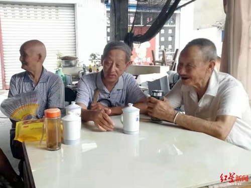 自贡“杨八爷”：捐资近100万&nbsp;筑堰修路帮老人(图3)