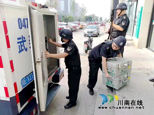 高温下的酒城金融守押队员：“追”太阳的兵(图1)