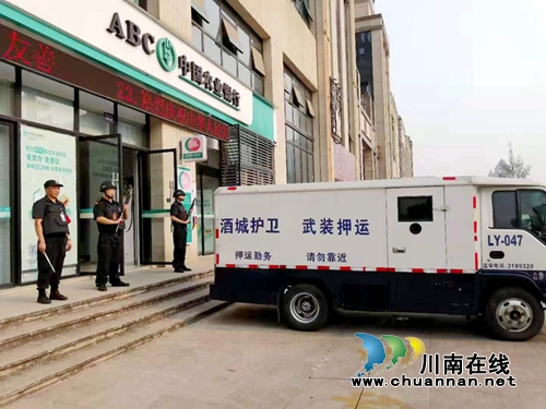 高温下的酒城金融守押队员：“追”太阳的兵(图2)