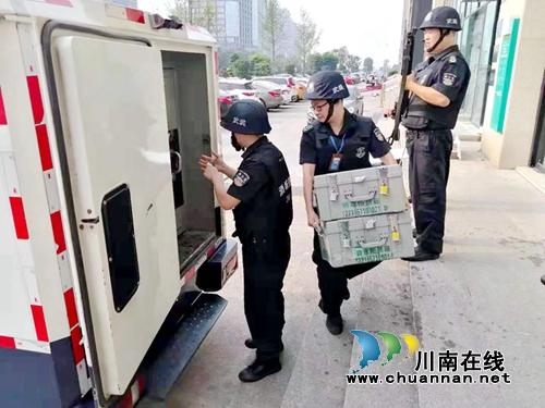 高温下的酒城金融守押队员：“追”太阳的兵(图3)