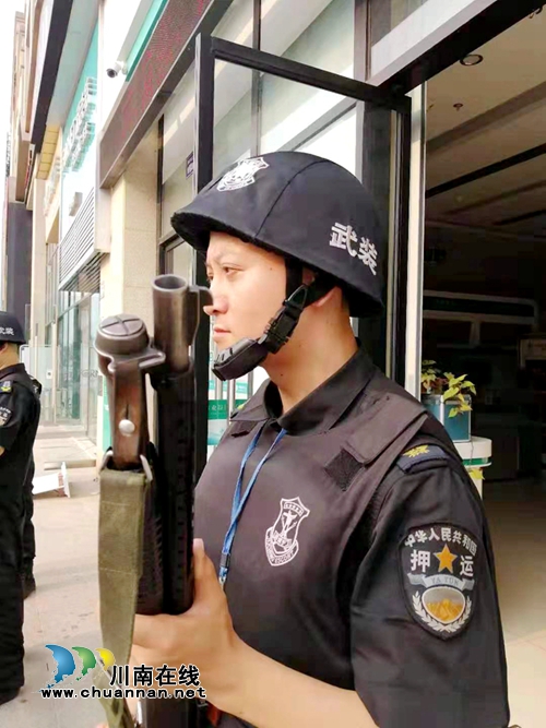 高温下的酒城金融守押队员：“追”太阳的兵(图4)