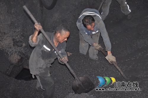 威鑫煤业机运队职工经受“烤”验清煤仓(图1)