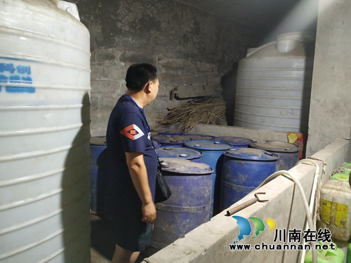 惊险!合江连续查获16吨“液体炸弹”(图3) 惊险!合江连续查获16吨“液体炸弹”(图3)