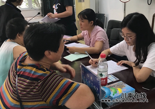 龙马潭区小市街道开展民政补贴到户核查工作(图1)